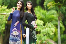 Sĩ Hoàng đem áo dài sang Mỹ