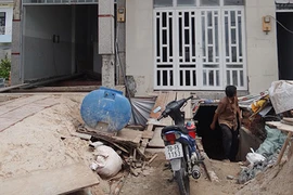  Ra vào nhà phải trèo, phải chui