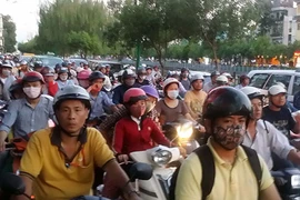 Thu phí xe máy: Nên dừng!