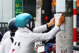 Kêu gọi dân ‘bắt’ người dán rao vặt 