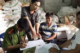 Niêm phong trên 200 bao đường cát nghi nhập lậu