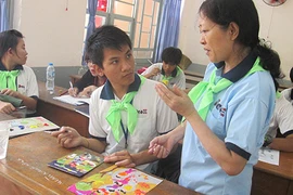 Dạy vẽ miễn phí cho người câm điếc