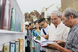 Tiếp nhận sách tặng chiến sĩ Trường Sa