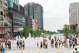 Mở xe buýt điện qua phố đi bộ Nguyễn Huệ
