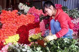 Nhộn nhịp thị trường ngày Phụ nữ Việt Nam