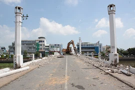 Long An tạm ngưng đập cầu Đúc trăm tuổi