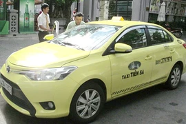 Taxi mâu thuẫn, dân nhậu tự lo đường về