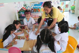 Trẻ học trường tư, đóng phí trường công