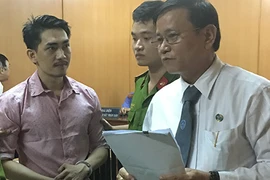 Hoãn xử vụ cướp điện thoại ‘cùi bắp’ của người tình 