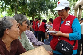 Người đàn bà khâu áo cũ 