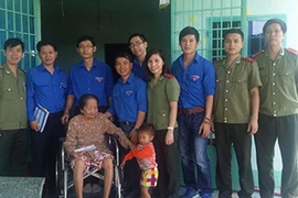 Khám bệnh và tặng quà các bà mẹ Việt Nam anh hùng