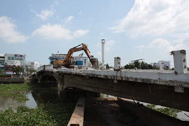 Long An sẽ đập bỏ cầu Đúc trăm tuổi 