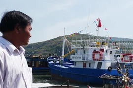 Tàu vỏ thép nằm bờ vì ‘vướng’ lưới