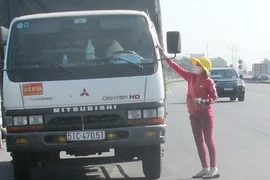 Dán bậy logo ‘xe vua’, coi chừng bị phạt