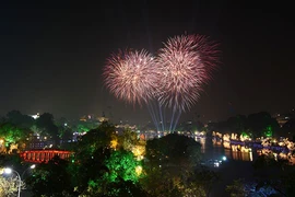 Hà Nội: 10 tỉ đồng bắn pháo hoa dịp tết Bính Thân