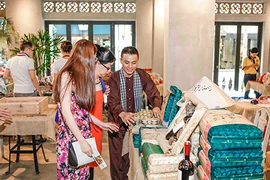 Ra đường mua sách và nghe hát bội