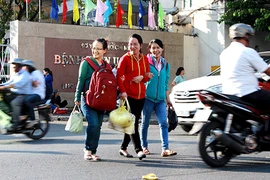 Đi bộ sai: Hà Nội phạt nhiều, TP.HCM nhắc nhở 
