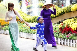Tuổi teen rủ mẹ đi chùa đầu năm trong tà áo dài