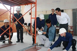 Ðầu năm đi nước nào việc nhiều, lương cao?