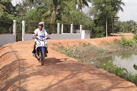 Trăm hộ dân hiến đất xây đê chống ngập