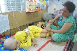 Hãy để bệnh lại cho mẹ!...