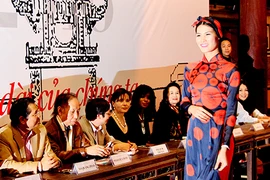 Đại sứ Ý làm người mẫu áo dài Việt 