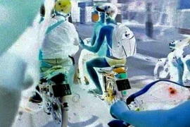 Mặc quần lót ra đường: Không phạt được!