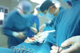 Hai bác sĩ vừa mổ vừa hiến máu cứu sống bệnh nhân 