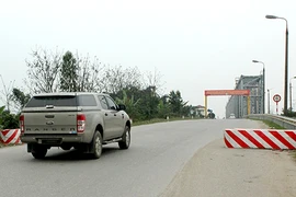 Dân bức xúc vì bị chặn cầu 