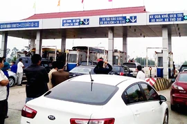 Trạm thu phí đặt không hợp lý, giao thông hỗn loạn