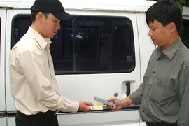 Tiền trợ giá đi xe buýt phải trả về cho dân