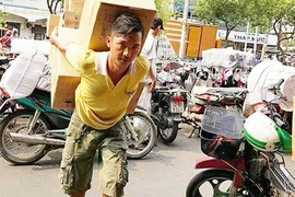 Hiệp sĩ bốc xếp ở chợ Bình Tây