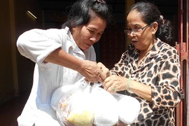 Bớt khổ nhờ bếp ăn nghĩa tình