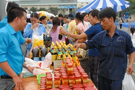 Nghịch lý: công nhân nơm nớp lo lương tăng