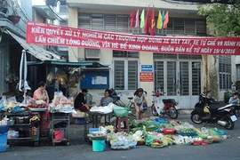Dẹp chợ tự phát, dân bớt ngộ độc thực phẩm?