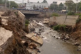 Cơn mưa trái mùa cuốn trôi bờ kè tiền tỉ