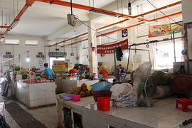 Chợ tự phát lấn át chợ Văn Thánh