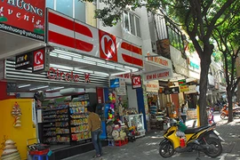 Đồng bộ biển hiệu: TP.HCM làm từ lâu!