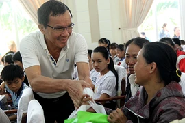 Thuế phí cao, lấy tiền đâu làm từ thiện?