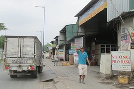 ‘Cò’ dắt xe tải ‘vô tư’ chạy trong giờ cấm