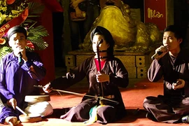 Người trẻ bịt mắt nghe xẩm, ngẫm đời