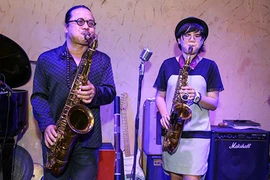 Trần Mạnh Tuấn và con gái trình diễn tại liên hoan nhạc jazz