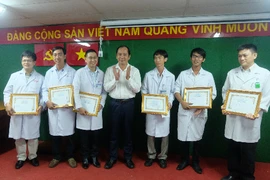 Khen thưởng sáu y, bác sĩ chữa bệnh với kỹ thuật chuyên sâu