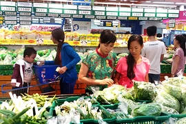 Bắt tay nhau ‘phá vòng vây’ hàng ngoại