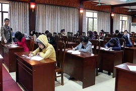 Công chức hết thời ‘sống lâu lên lão làng’
