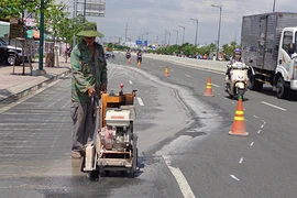 Khó hiểu vỉa hè ‘đè’ nứt đường Phạm Văn Đồng