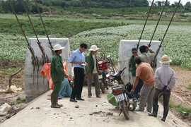 Cầu xây xong, đường đi chẳng thấy