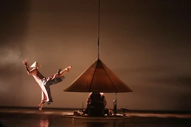 Nón - múa đương đại trên nền nhạc dân tộc