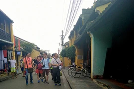 Đà Nẵng: ‘Xử’ hướng dẫn viên hoạt động chui và du khách gây rối