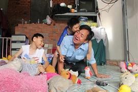 Người cha và hai con bại não sắp có nhà mới